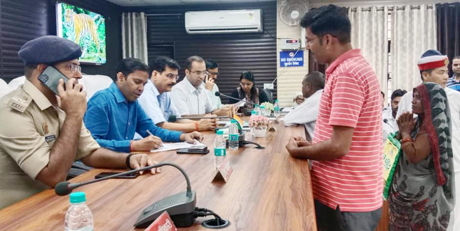 पलिया में एसडीएम को प्रार्थना पत्र देने पहुंची महिलाएं। पलिया में एसडीएम को प्रार्थना पत्र देने पहुंची महिलाएं।
