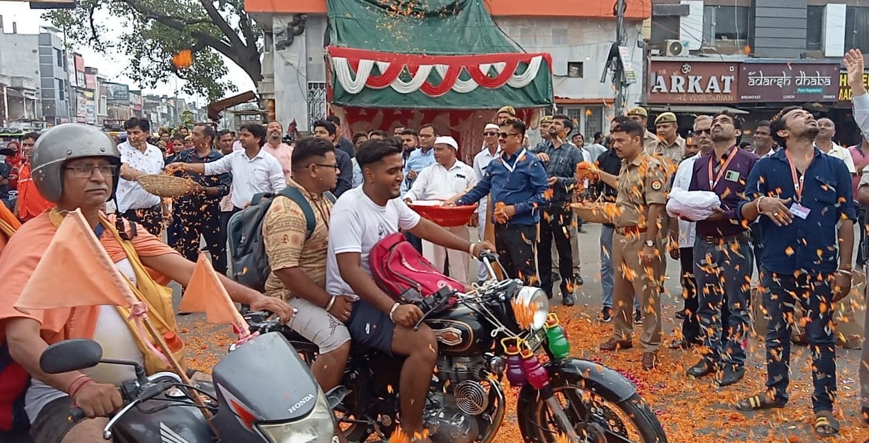 सहारनपुर में हेलिकोप्टर से कांवड़ियो पर पुष्प वर्षा करते डीएम एसएसपी सहारनपुर में हेलिकोप्टर से कांवड़ियो पर पुष्प वर्षा करते डीएम एसएसपी