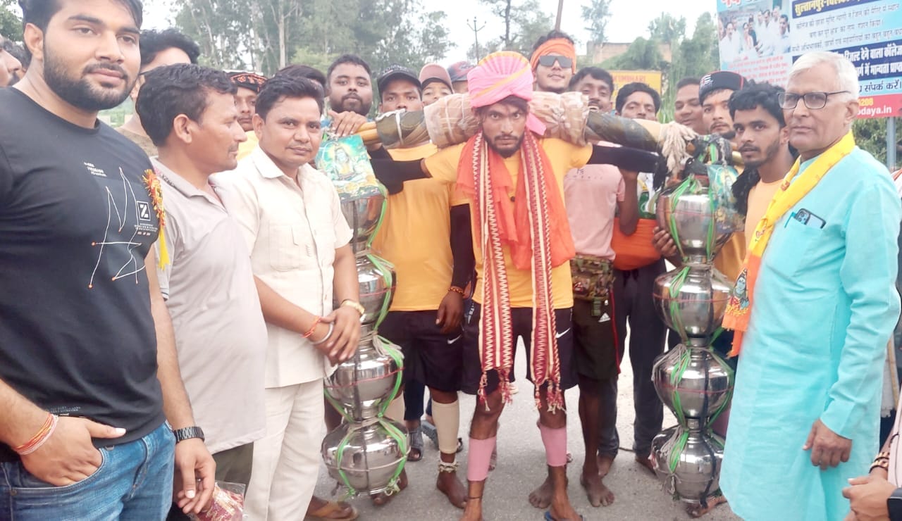 सहारनपुर में हेलिकोप्टर से कांवड़ियो पर पुष्प वर्षा करते डीएम एसएसपी सहारनपुर में हेलिकोप्टर से कांवड़ियो पर पुष्प वर्षा करते डीएम एसएसपी