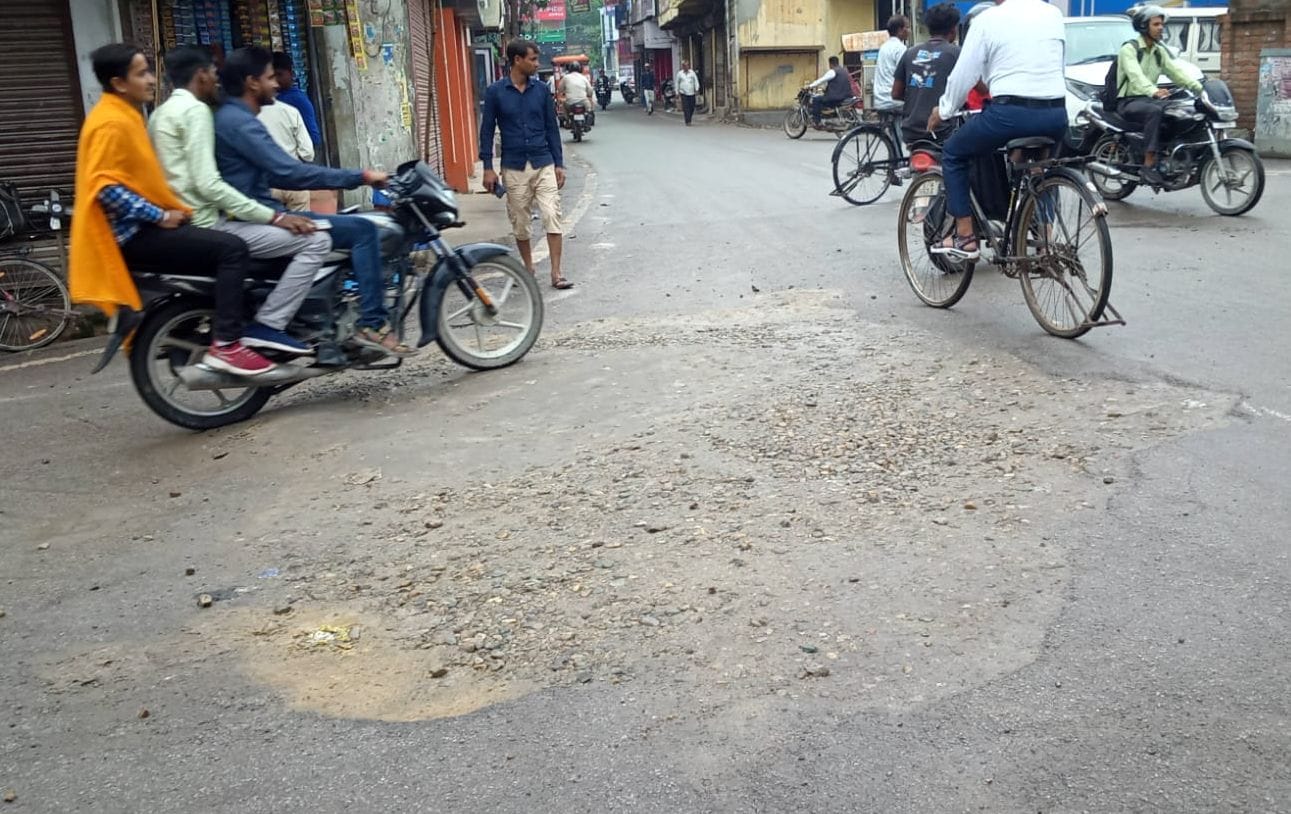 शाहजहांपुर में खिरनीबाग चौराहा से अंटा चौराहा मार्ग पर सड़क में गड्ढे होने से भरा पानी और उधड़