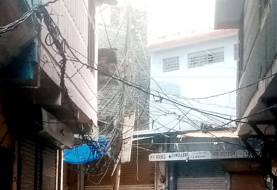 शहर में फैला जर्जर तारों का मकड़जाल