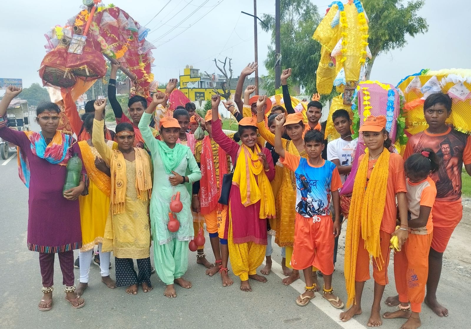 शिवभक्तों की टोली में नृत्य करते कलाकार।