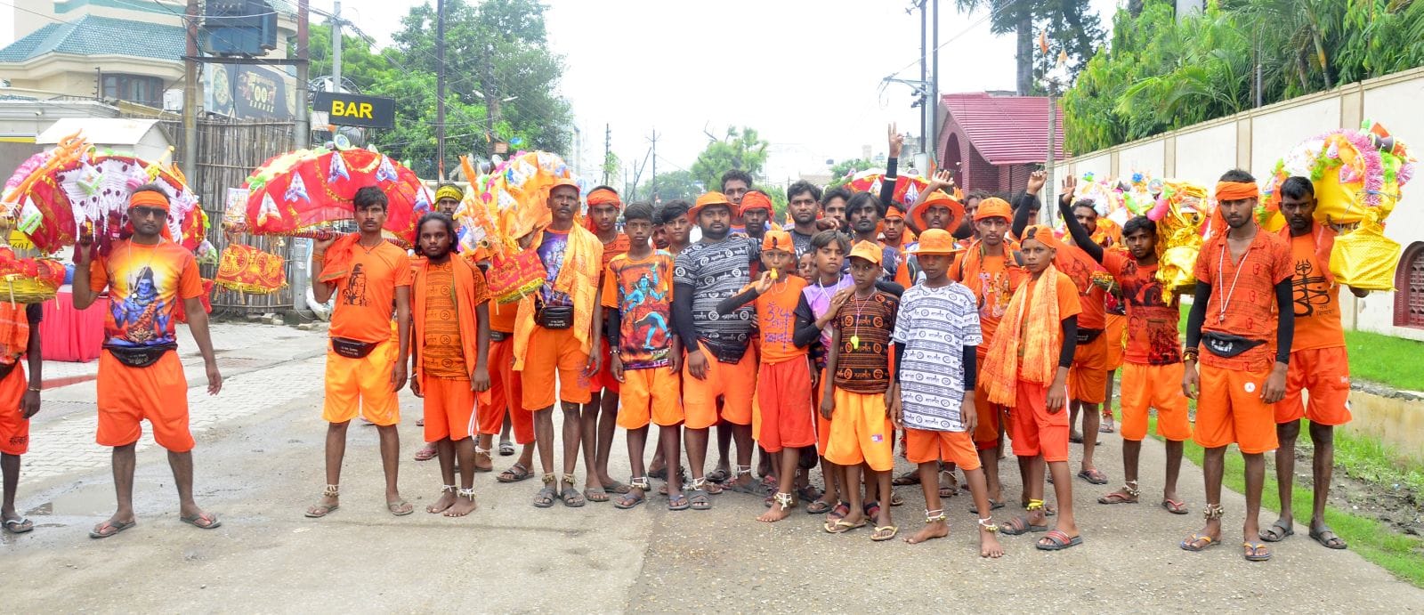 शिवभक्तों की टोली में नृत्य करते कलाकार।