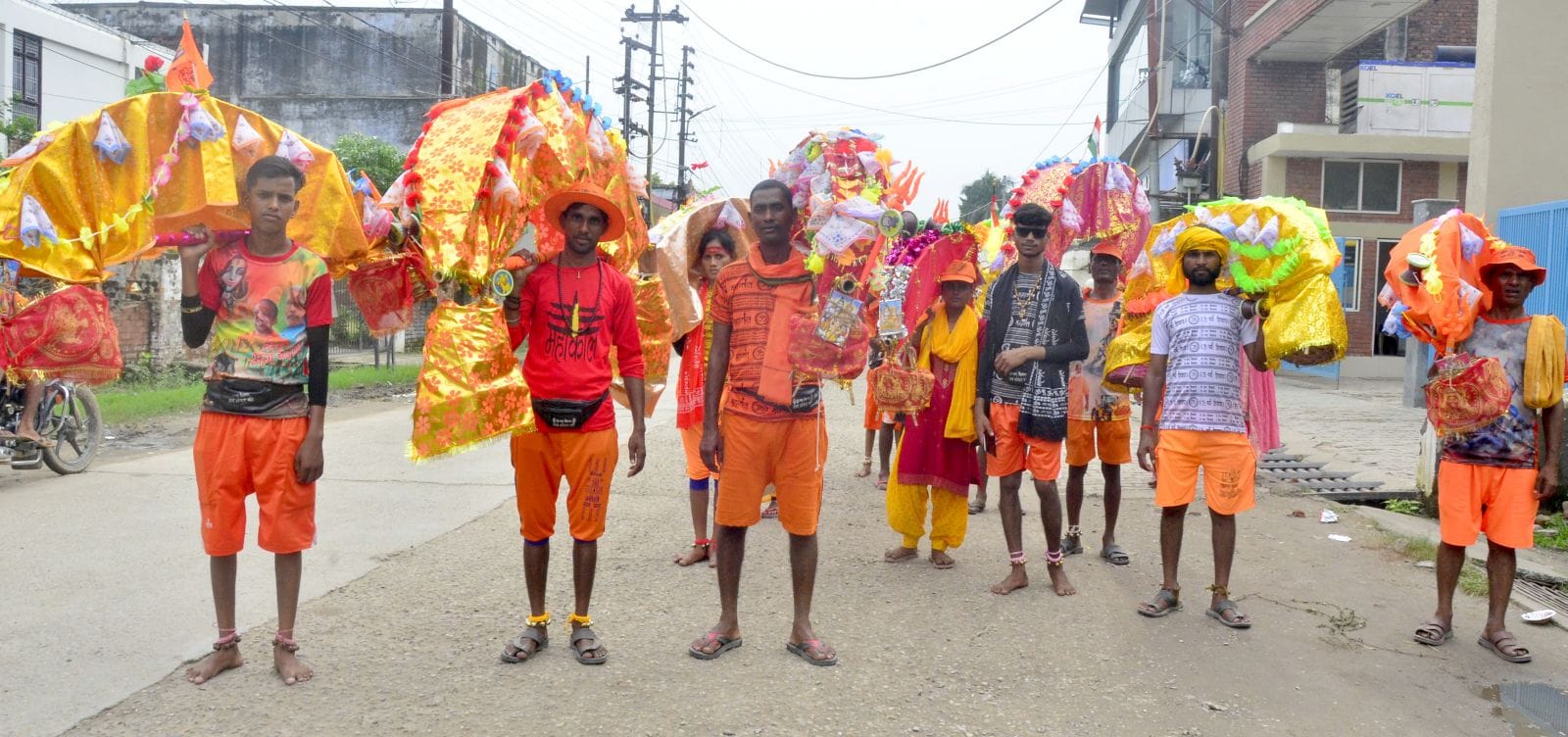 शिवभक्तों की टोली में नृत्य करते कलाकार।
