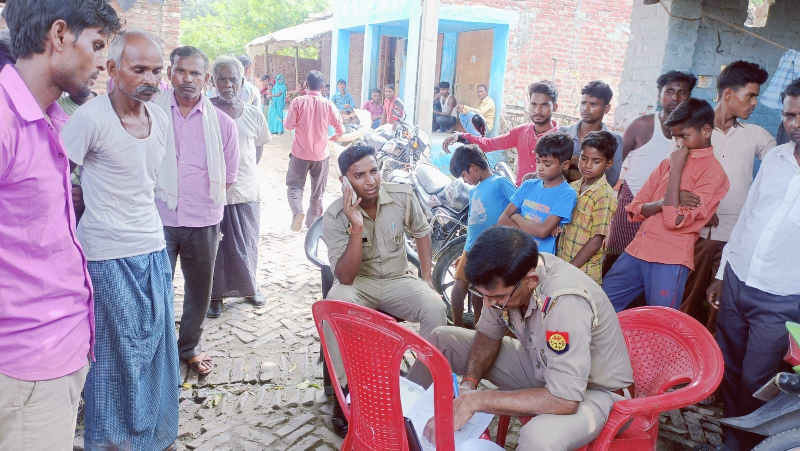 थाना बिलसंडा क्षेत्र के गांव नीवाडांडी में लगी भीड़।संवाद