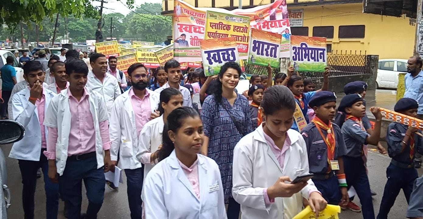 वृहद स्वच्छता रैली में शामिल स्काउट स्कूली छात्राएं