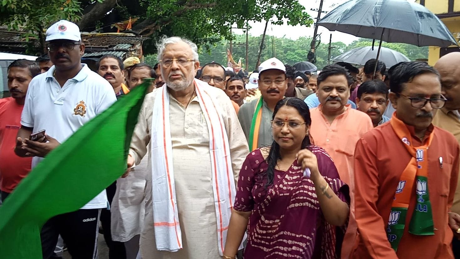 वृहद स्वच्छता रैली में शामिल स्काउट स्कूली छात्राएं