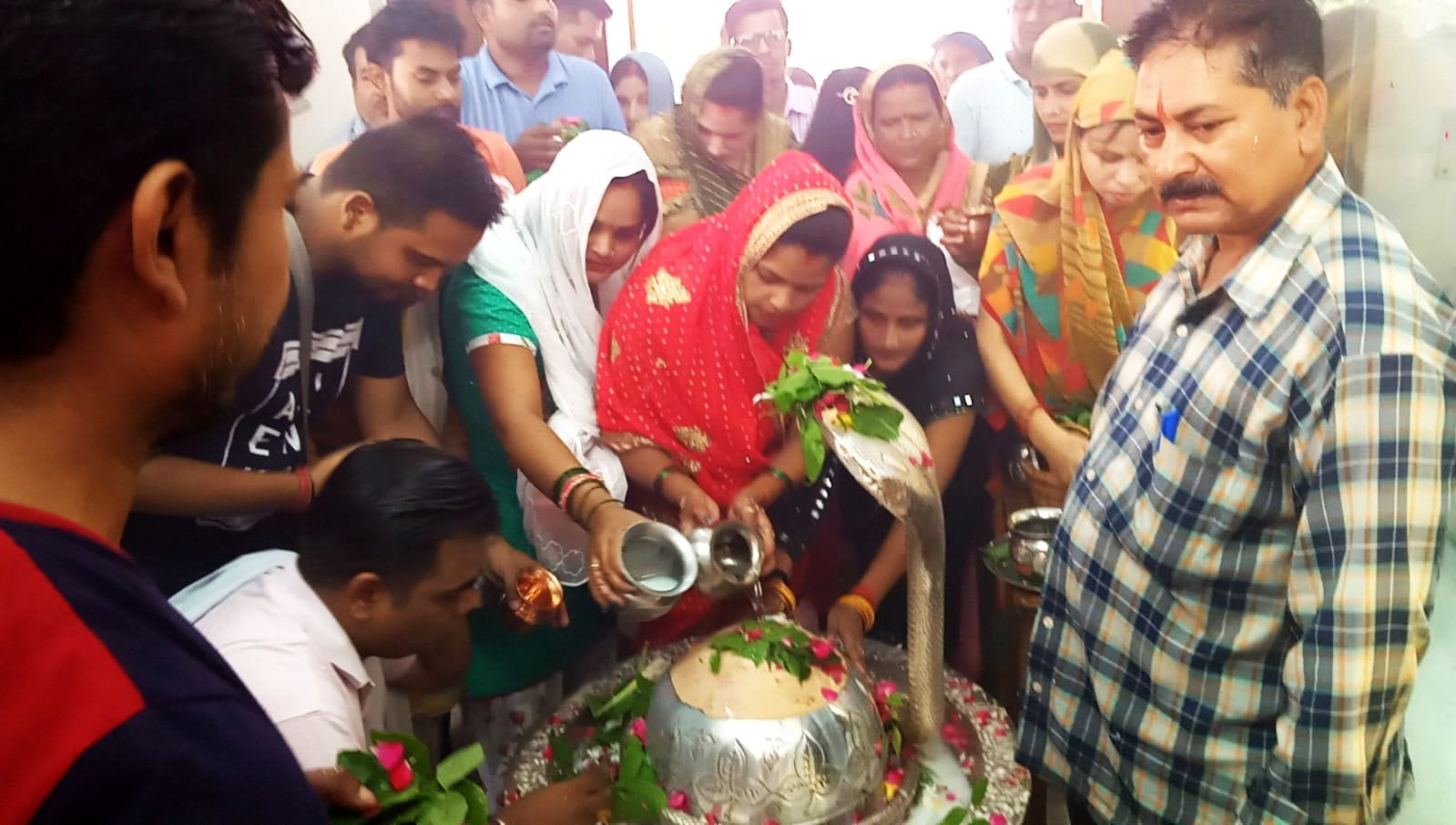 बाबा विश्वनाथ मंदिर में लगी श्रद्धालुओं की कतार