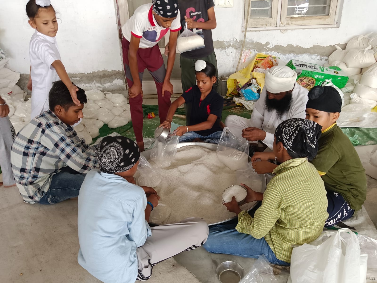 बाढ़ ग्रस्त इलाकों में अब ग्रामीणों के सहयोग भारतीय किसान यूनियन शहीद भगत सिंह पहुंचाएगी सूखा र