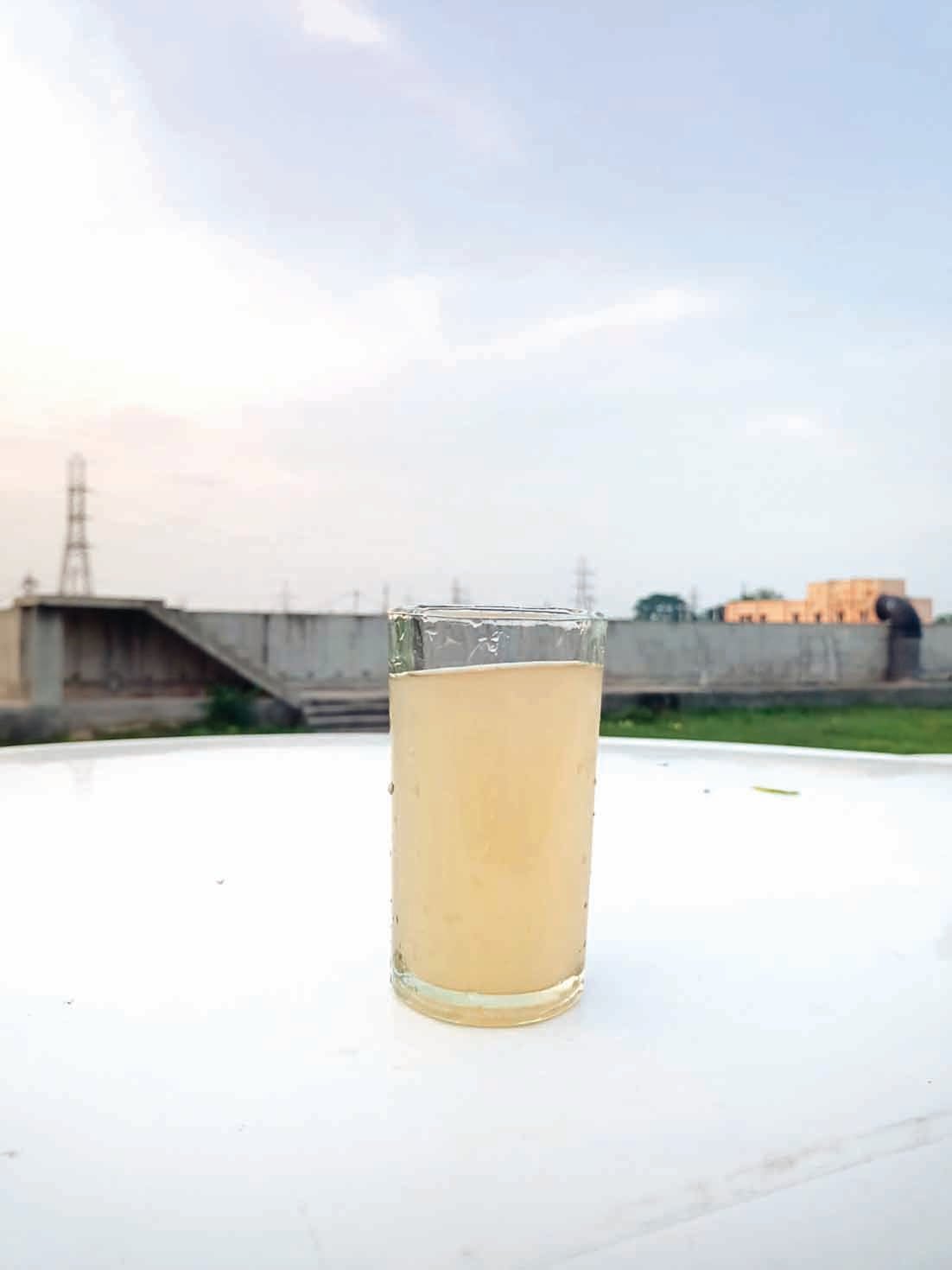 फिल्टर यूनिट में फिटकरी डालने के बाद साफ पानी। फिल्टर यूनिट में फिटकरी डालने के बाद साफ पानी।