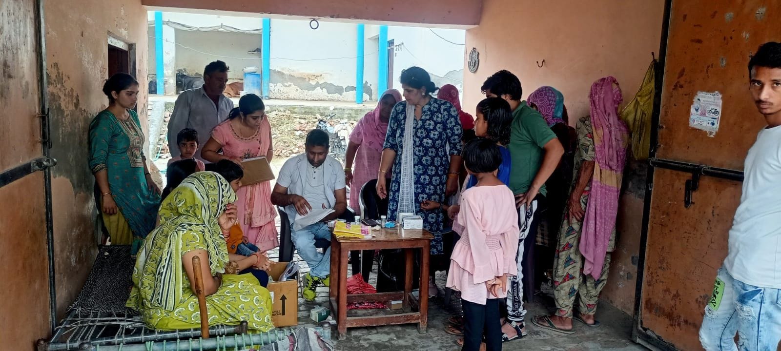 फोटो 33. जाजल टोंकी गांव में शिविर के दौरान स्वास्थ्य जांच करते चिकित्सक डॉ. प्यारेलाल मलिक। फोटो 33. जाजल टोंकी गांव में शिविर के दौरान स्वास्थ्य जांच करते चिकित्सक डॉ. प्यारेलाल मलिक।