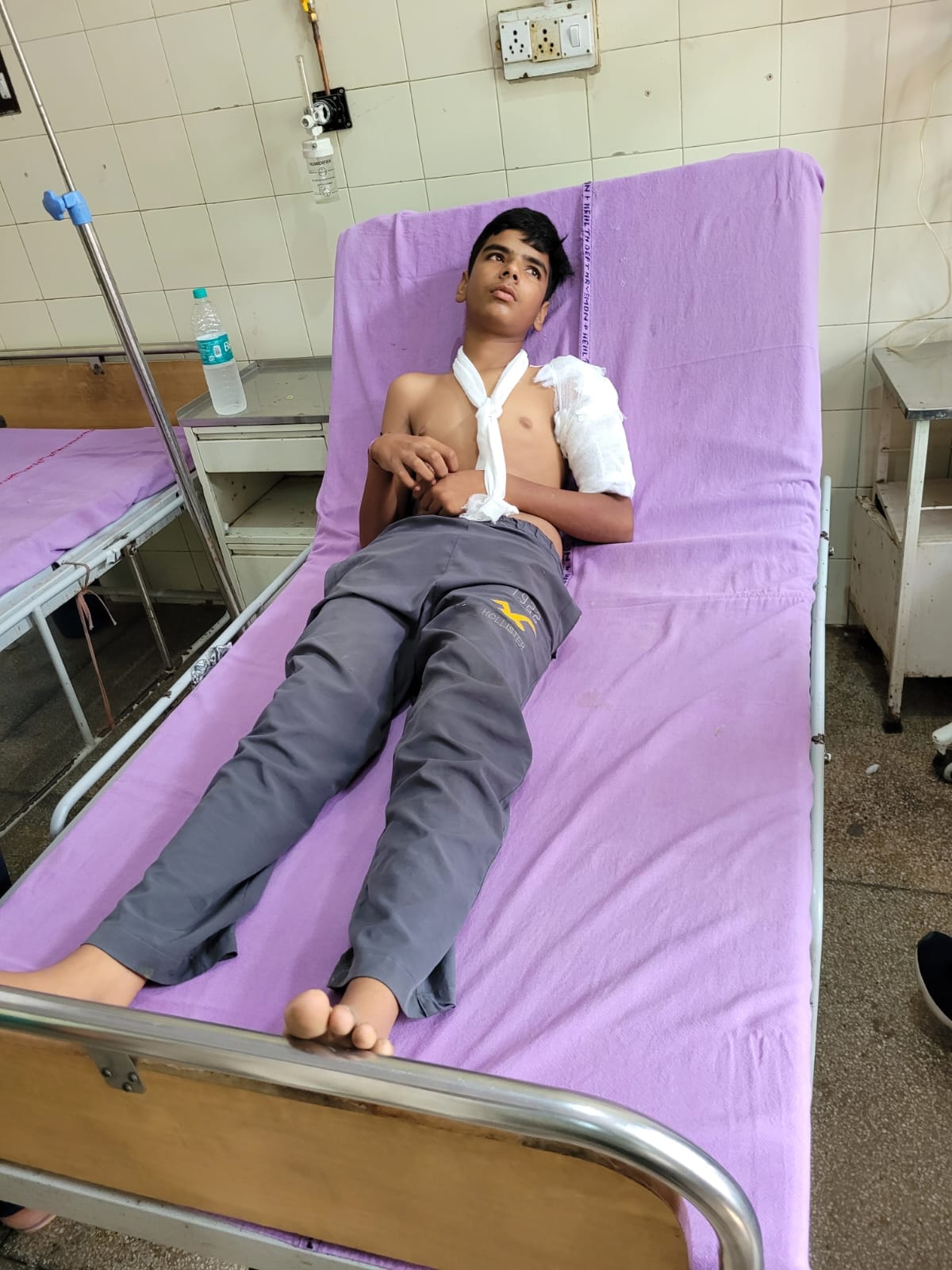 हादसे में घायल छात्र। संवाद