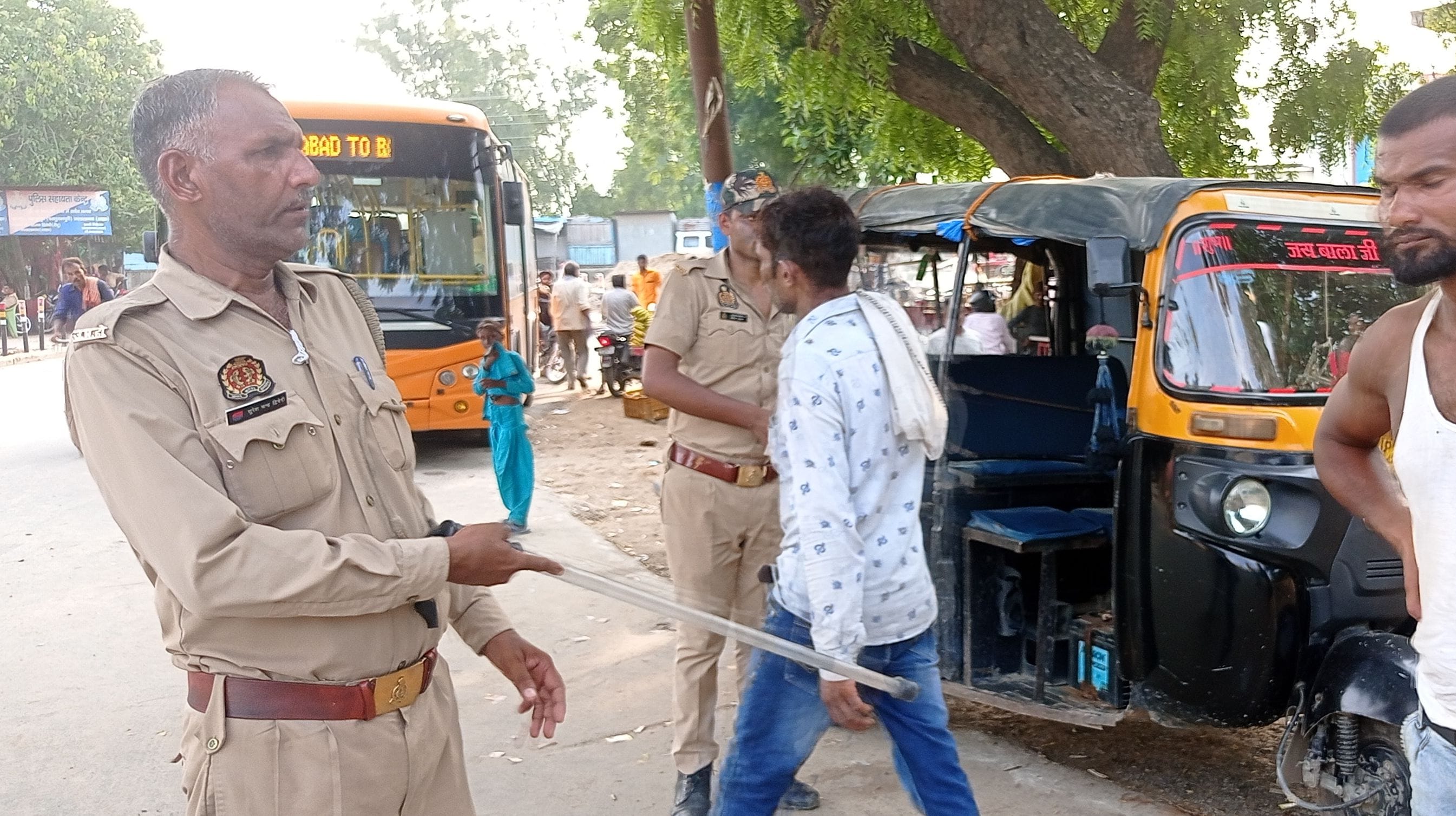 जलालाबाद में याकूबपुर तिराहे पर कांवरियों के लिए खाली पड़ा शाहजहांपुर रोड।संवाद