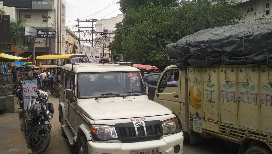 जलालाबाद में याकूबपुर तिराहे पर कांवरियों के लिए खाली पड़ा शाहजहांपुर रोड।संवाद