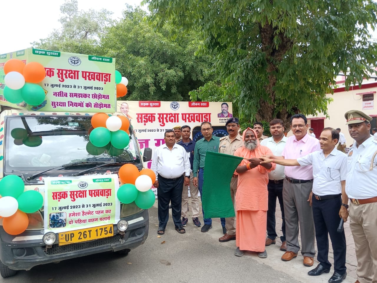 कलेक्ट्रेट में शपथ लेते स्काउट गाइड व स्कूली बच्चे । संवाद