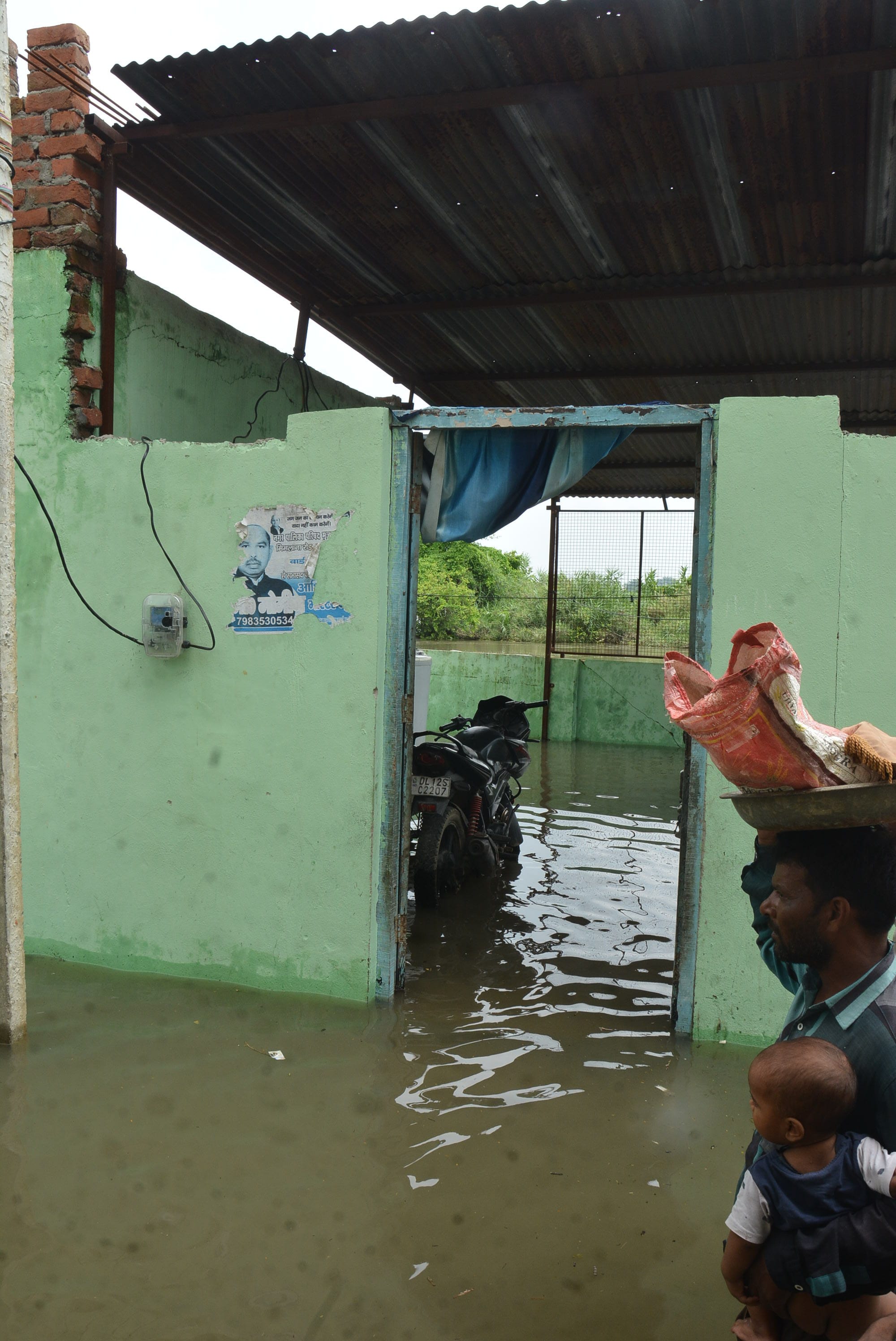 मुजफ्फरनगर के न्याजूपुरा में काली नदी के बढे जलस्तर से घरो में घुसा पानी।