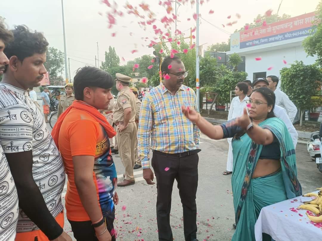 रोशनगंज स्थित ज्ञान मंदिर में शिवलिंग का श्रृंगार करते श्रद्धालु