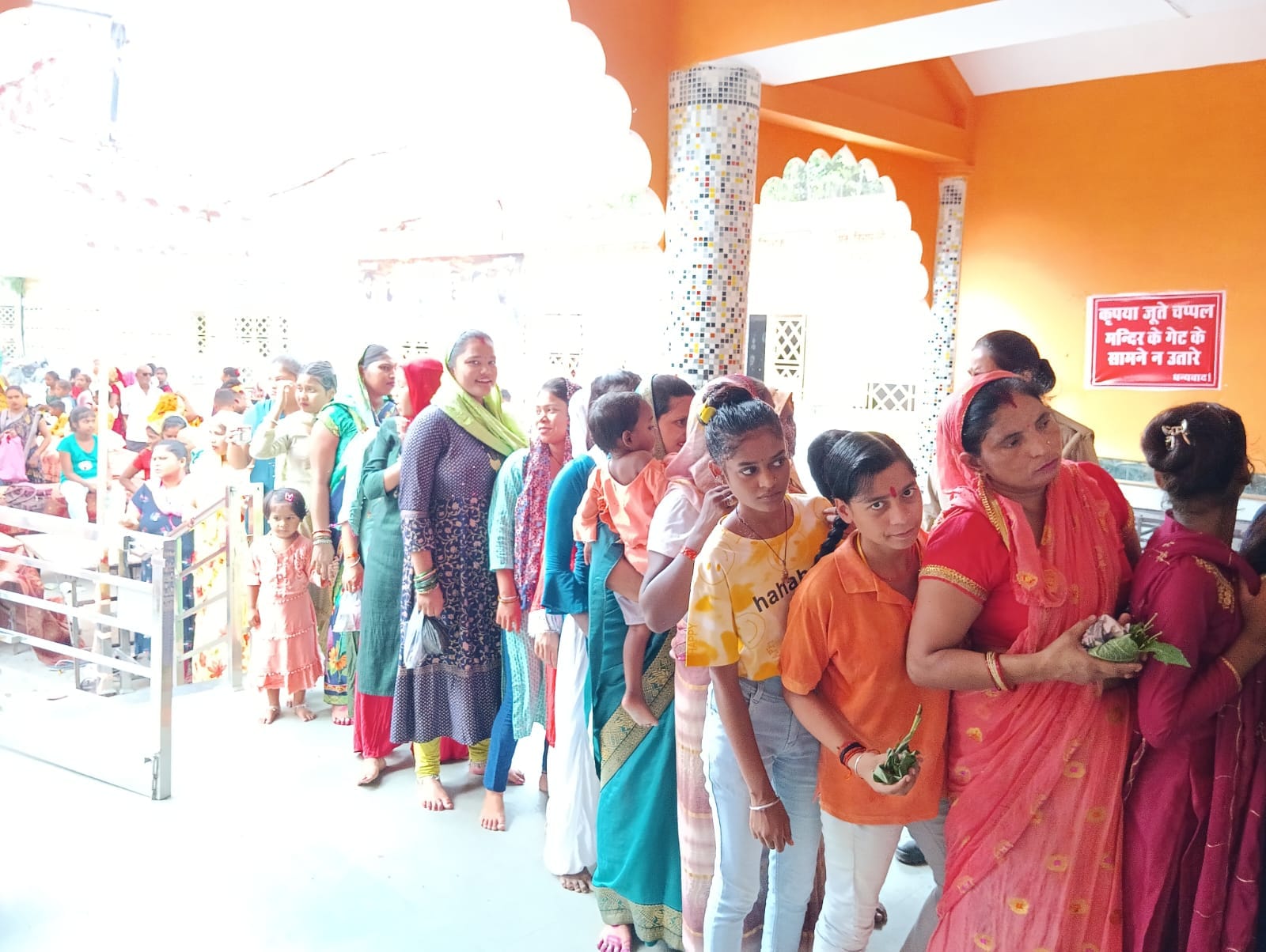 शहर के गौरी शंकर मंदिर पर लगी भक्तो की लाइन । संवाद