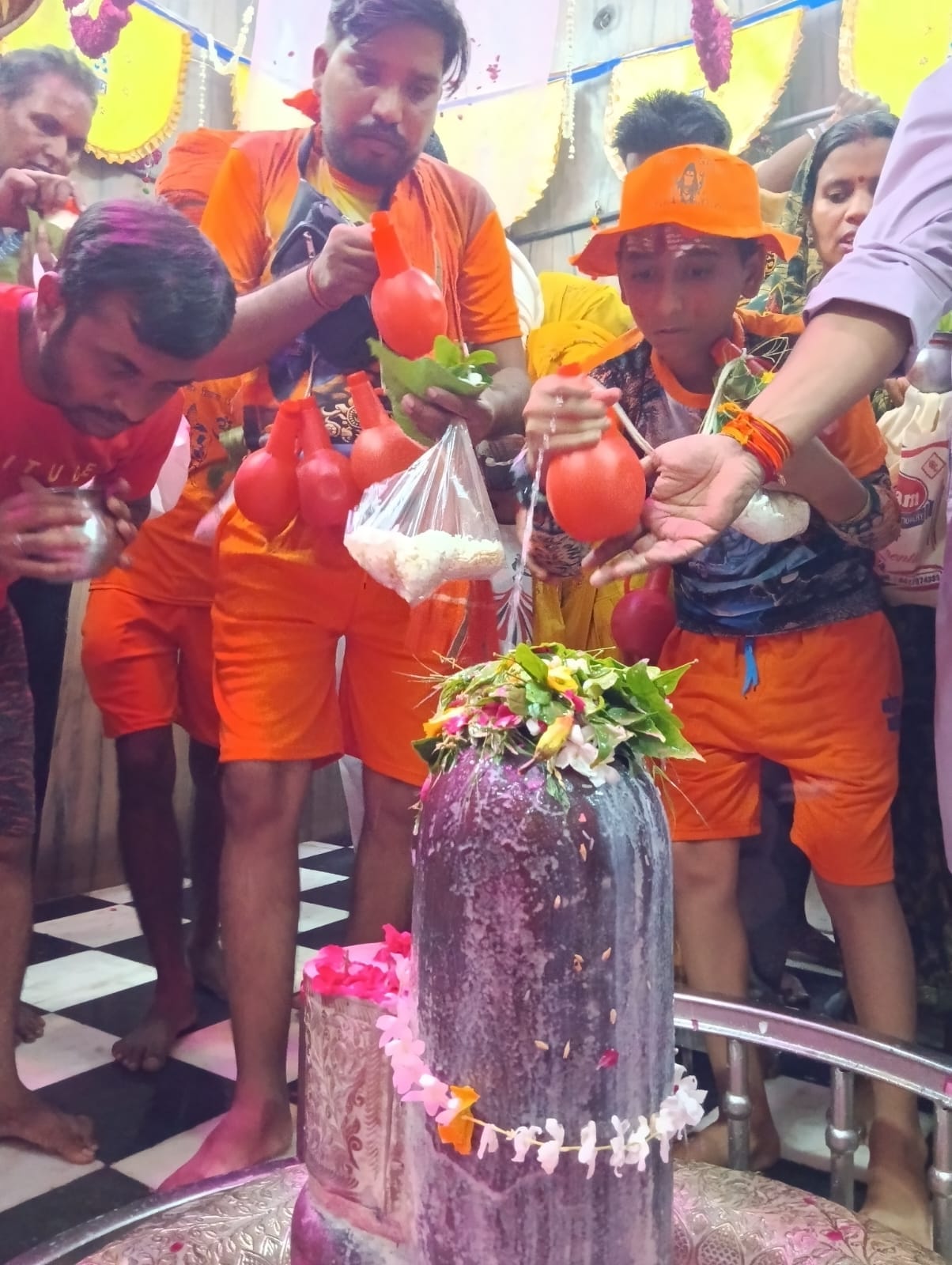 शहर के गौरी शंकर मंदिर पर लगी भक्तो की लाइन । संवाद