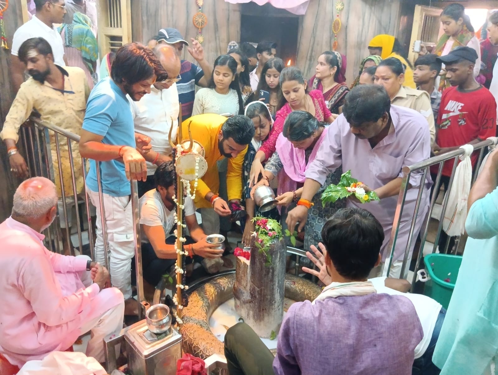 शहर के गौरी शंकर मंदिर पर लगी भक्तो की लाइन । संवाद
