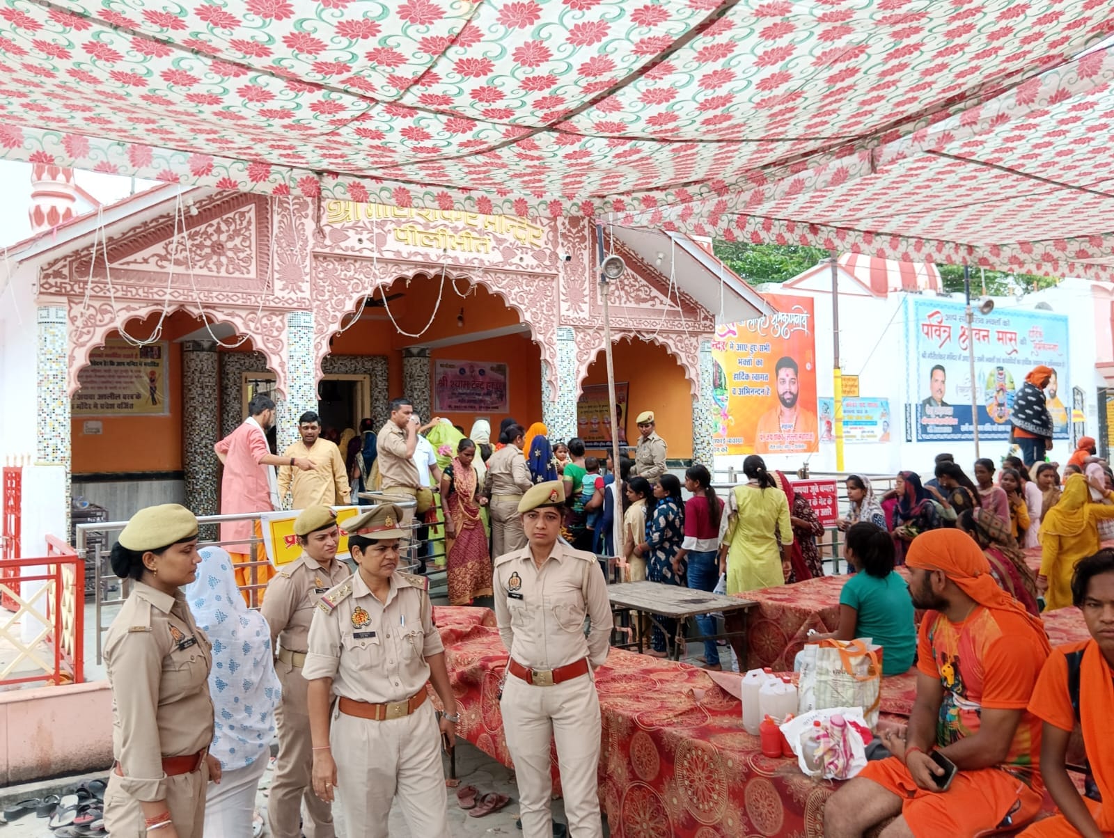 शहर के गौरी शंकर मंदिर पर लगी भक्तो की लाइन । संवाद