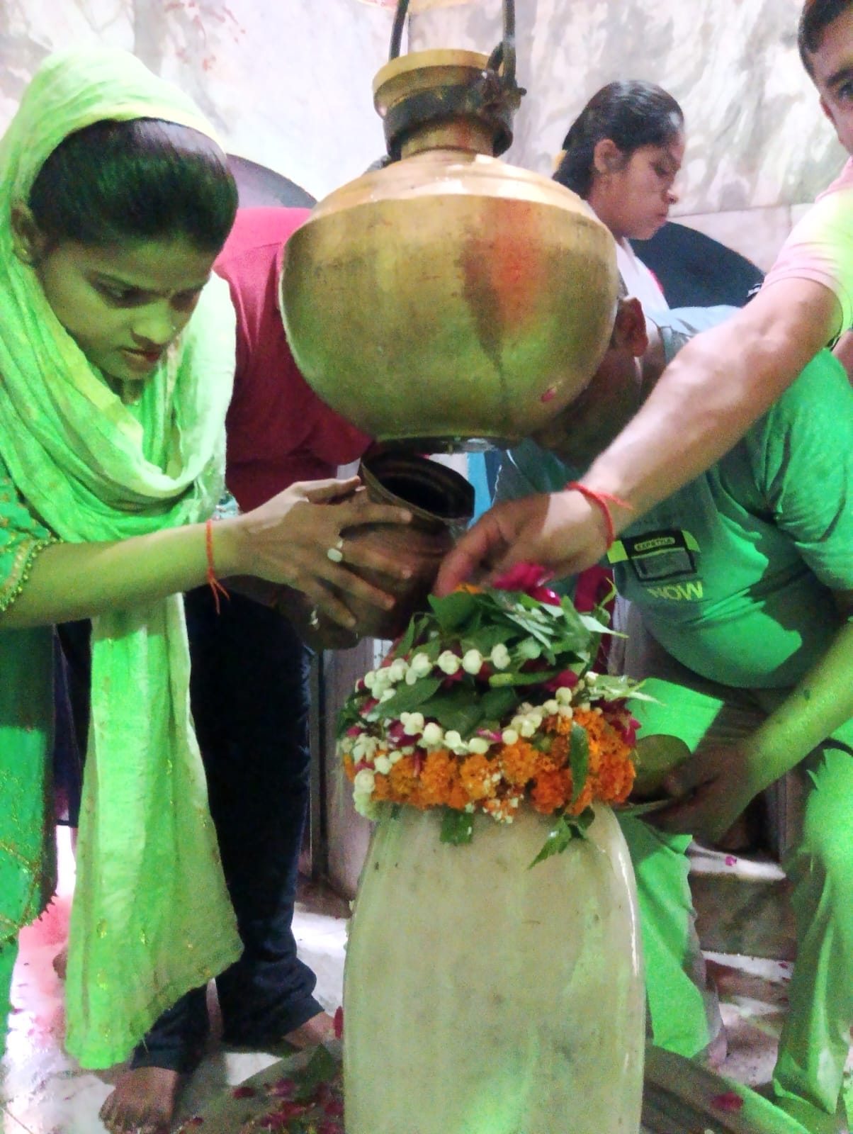 शहर के गौरी शंकर मंदिर पर लगी भक्तो की लाइन । संवाद