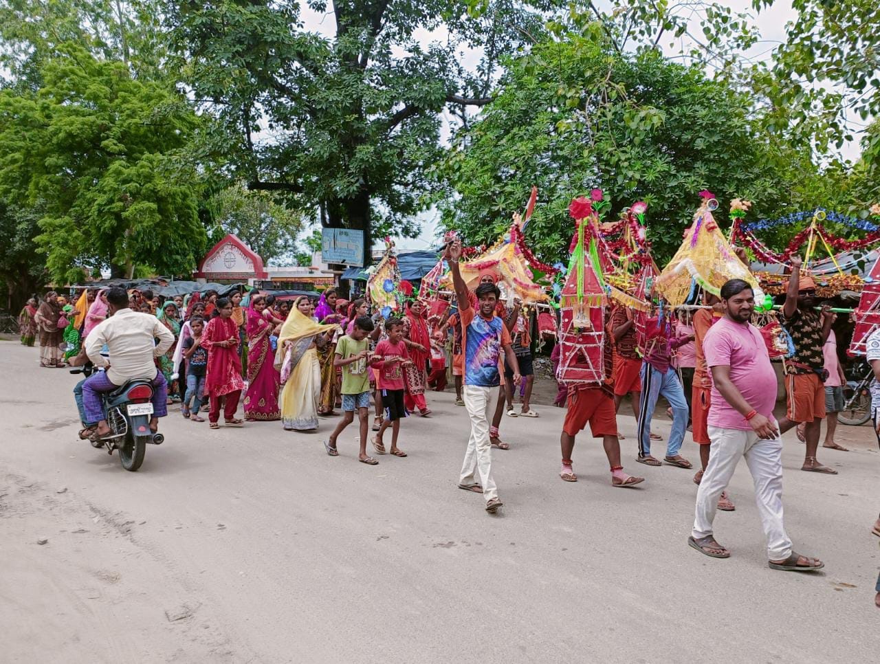 शहर के गौरी शंकर मंदिर पर लगी भक्तो की लाइन । संवाद