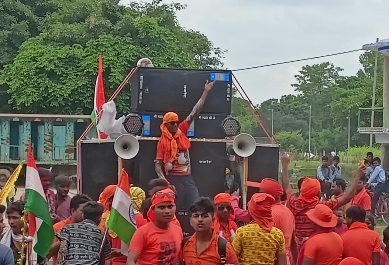 शहर के गौरी शंकर मंदिर पर लगी भक्तो की लाइन । संवाद