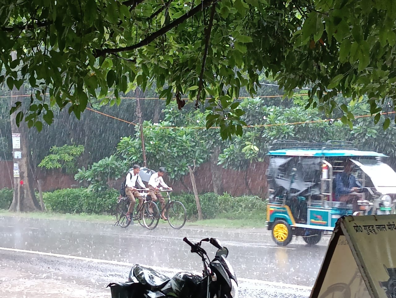 शहर में बारिश में जाते लोग । संवाद