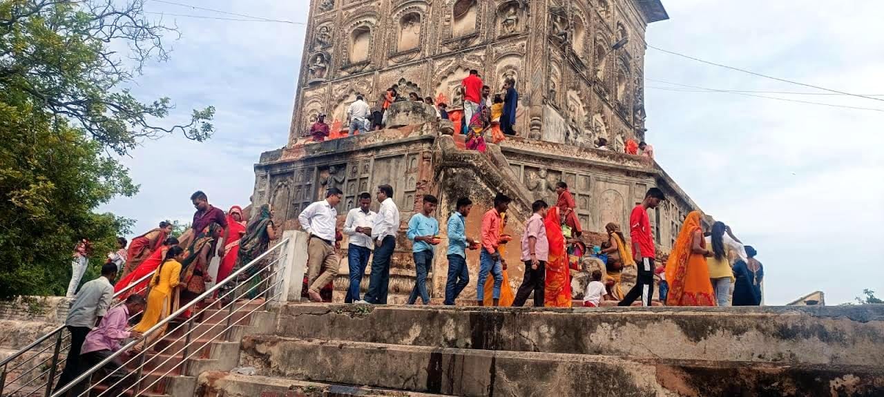 भुइफोरवानाथ शिव मंंदिर में पूजाअर्चना करते भक्त भुइफोरवानाथ शिव मंंदिर में पूजाअर्चना करते भक्त