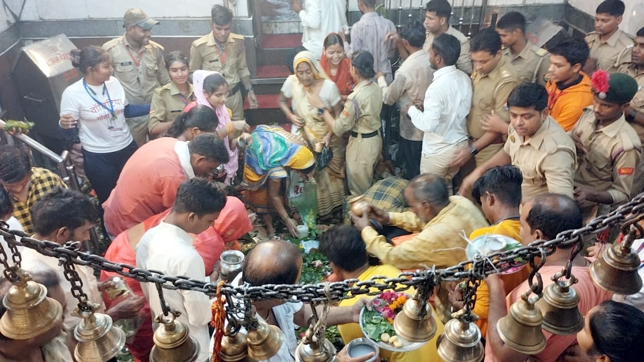 भुइफोरवानाथ शिव मंंदिर में पूजाअर्चना करते भक्त भुइफोरवानाथ शिव मंंदिर में पूजाअर्चना करते भक्त