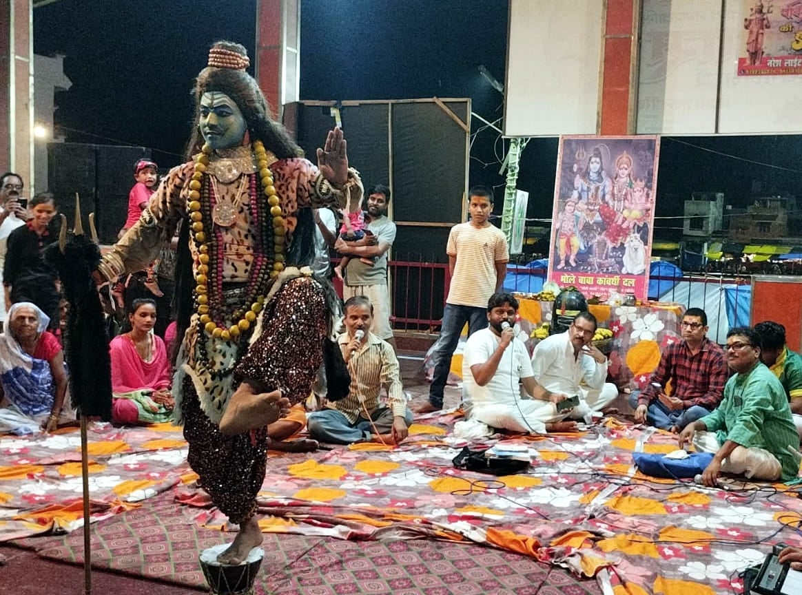 भुइफोरवानाथ शिव मंंदिर में पूजाअर्चना करते भक्त भुइफोरवानाथ शिव मंंदिर में पूजाअर्चना करते भक्त