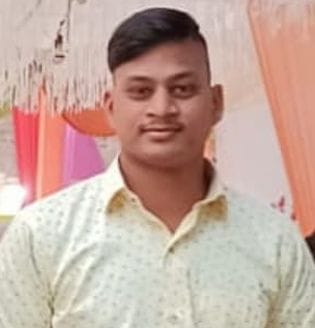 फोटो- 04, घटनास्थल पर गमगीन बैठे हिमांशु के भाई-बहन। संवाद फोटो- 04, घटनास्थल पर गमगीन बैठे हिमांशु के भाई-बहन। संवाद