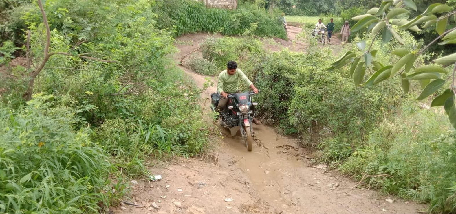 फोटो- 04, घटनास्थल पर गमगीन बैठे हिमांशु के भाई-बहन। संवाद फोटो- 04, घटनास्थल पर गमगीन बैठे हिमांशु के भाई-बहन। संवाद