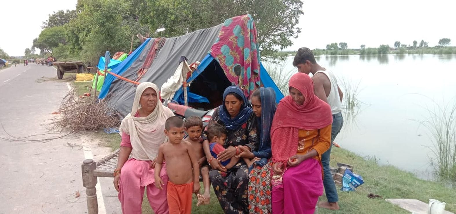 फोटो- 11, शमशाबाद-शाहजहांपुर मुख्य मार्ग पर भरा वाढ का पानी। संवाद फोटो- 11, शमशाबाद-शाहजहांपुर मुख्य मार्ग पर भरा वाढ का पानी। संवाद