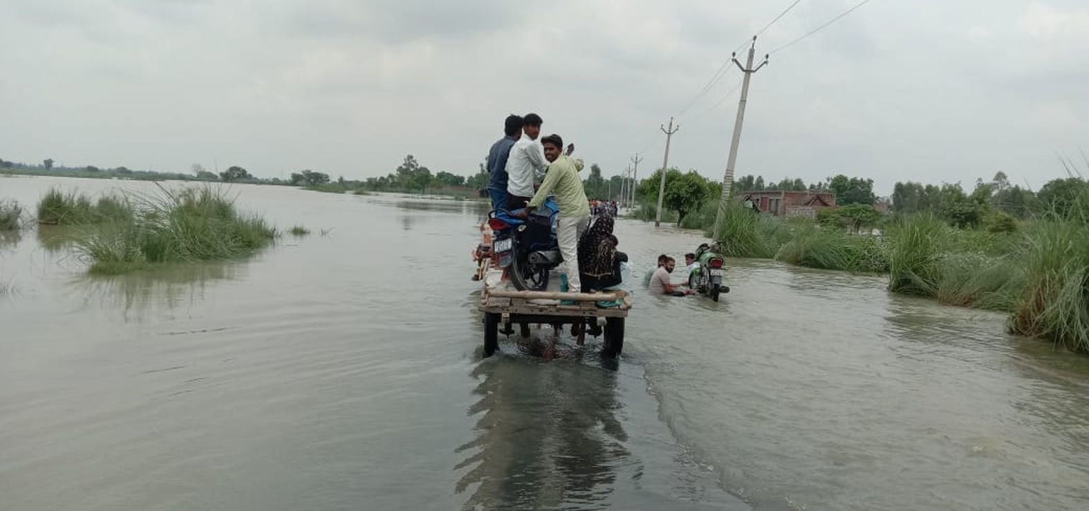 फोटो- 11, शमशाबाद-शाहजहांपुर मुख्य मार्ग पर भरा वाढ का पानी। संवाद फोटो- 11, शमशाबाद-शाहजहांपुर मुख्य मार्ग पर भरा वाढ का पानी। संवाद