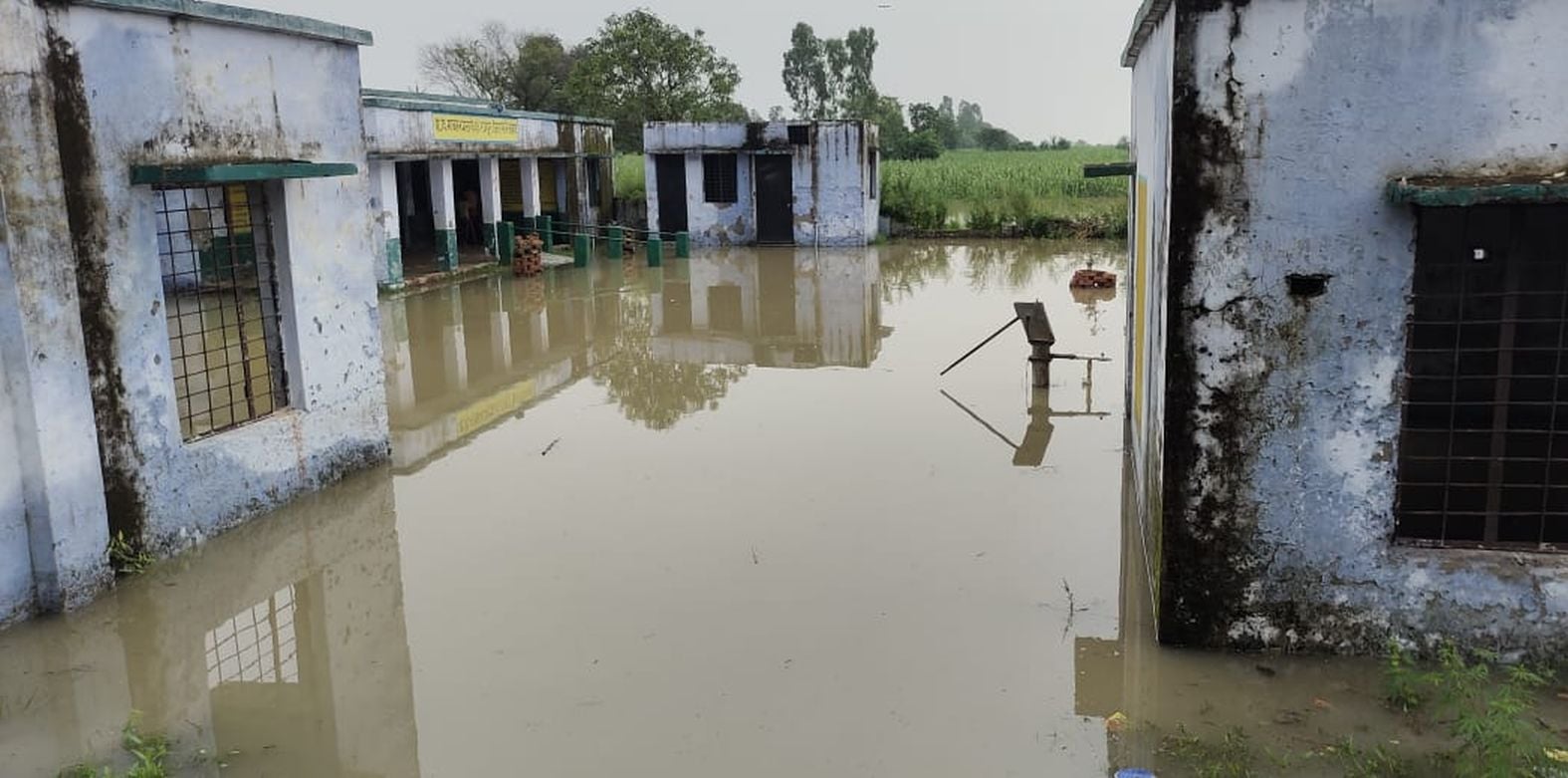 फोटो- 11, शमशाबाद-शाहजहांपुर मुख्य मार्ग पर भरा वाढ का पानी। संवाद फोटो- 11, शमशाबाद-शाहजहांपुर मुख्य मार्ग पर भरा वाढ का पानी। संवाद
