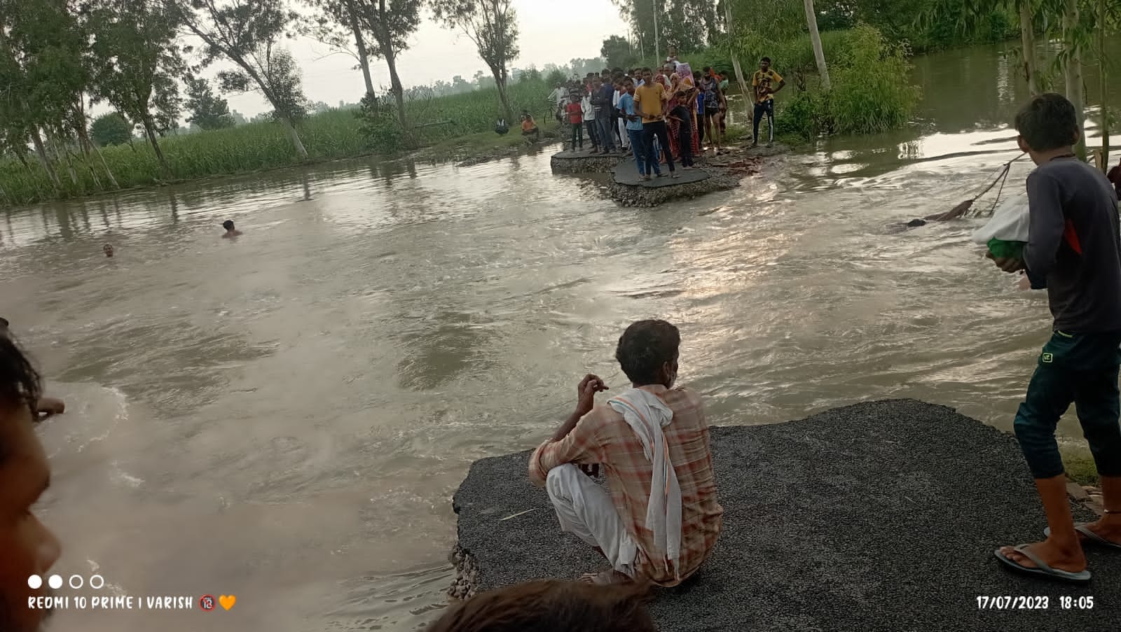हिंडन नदी के पानी के तेज बहाव के कारण टूटा कुटबा सिसौली मार्ग ।