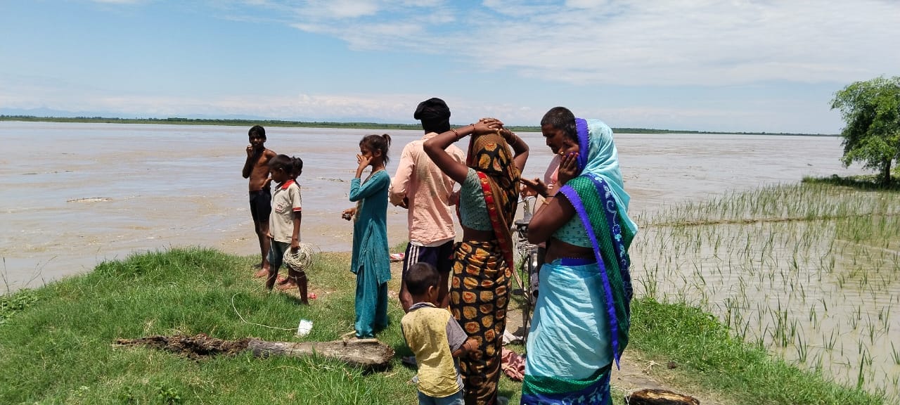 अहिराना मे कटान करती शारदा नदी अहिराना मे कटान करती शारदा नदी