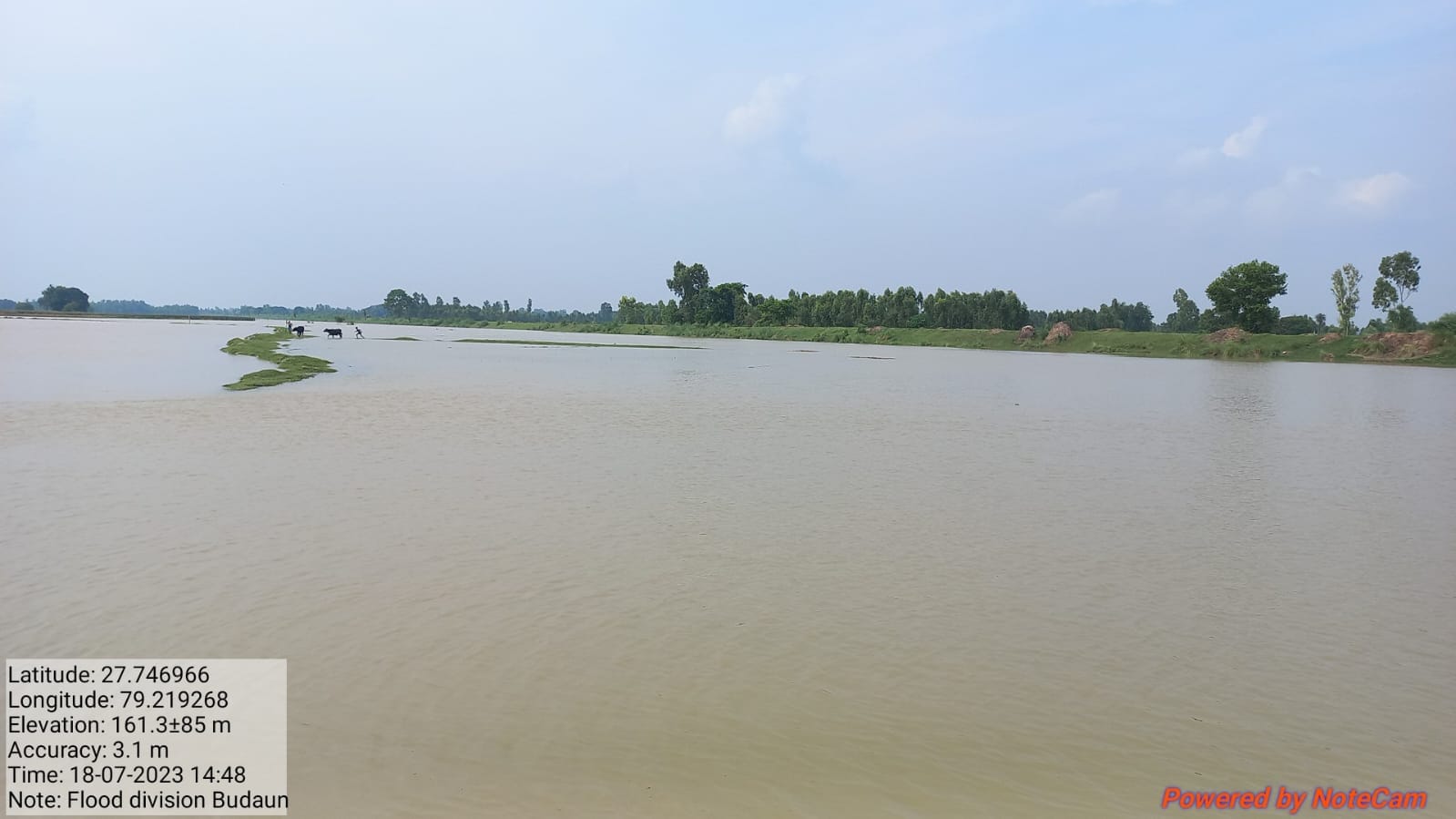 बेहटी गांव में घर के पास में बढ़ रहा बाढ़ का पानी