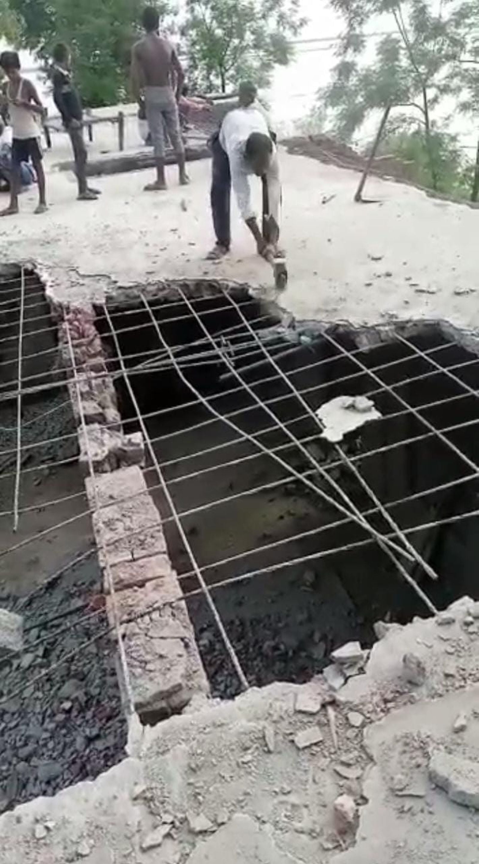 बेहटी गांव में घर के पास में बढ़ रहा बाढ़ का पानी