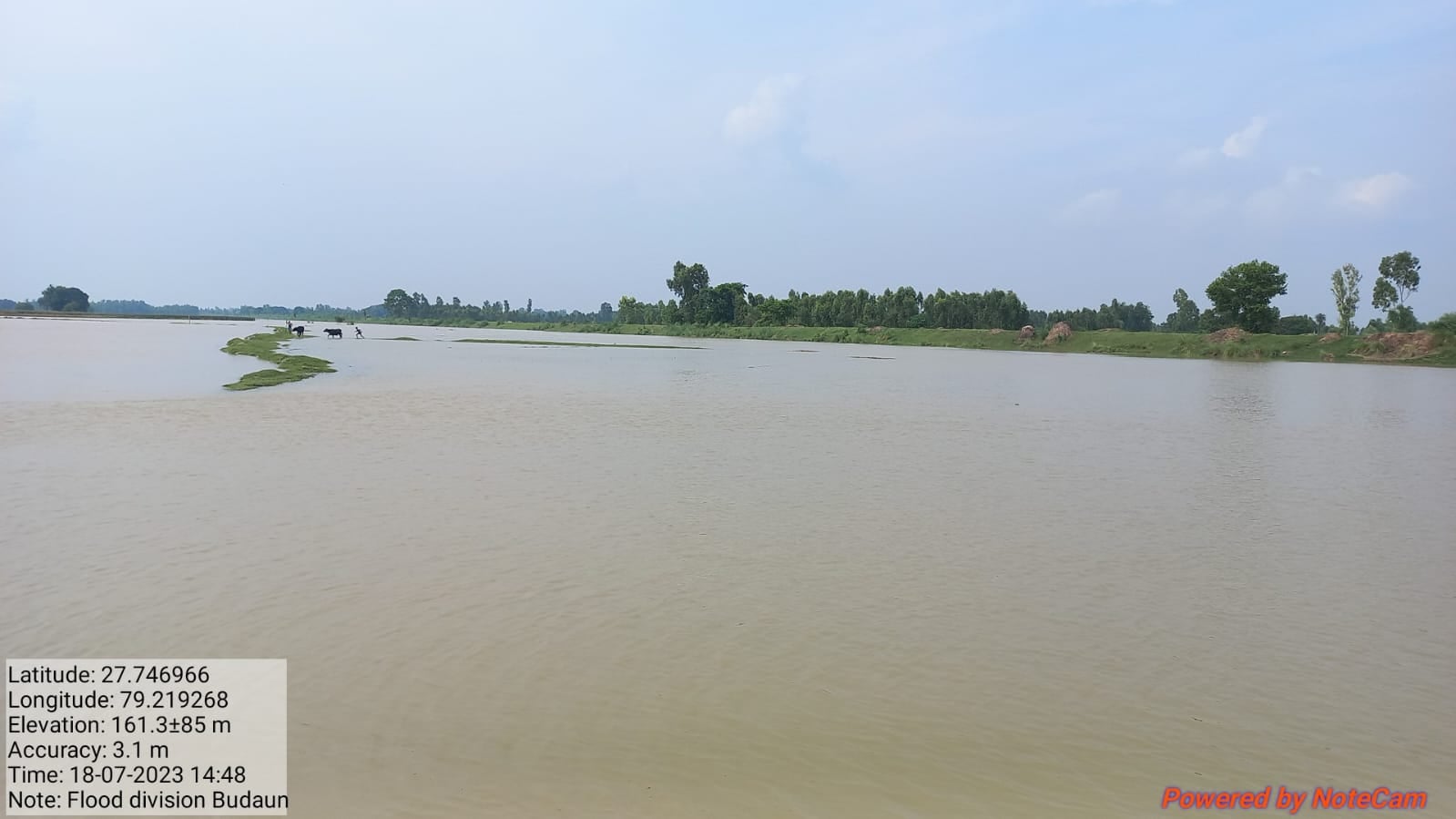 बेहटी गांव में घर के पास में बढ़ रहा बाढ़ का पानी