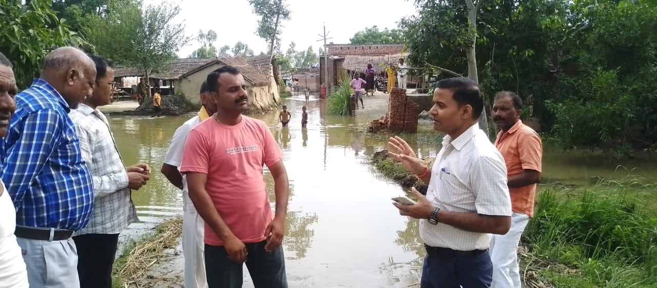 बेहटी गांव में घर के पास में बढ़ रहा बाढ़ का पानी