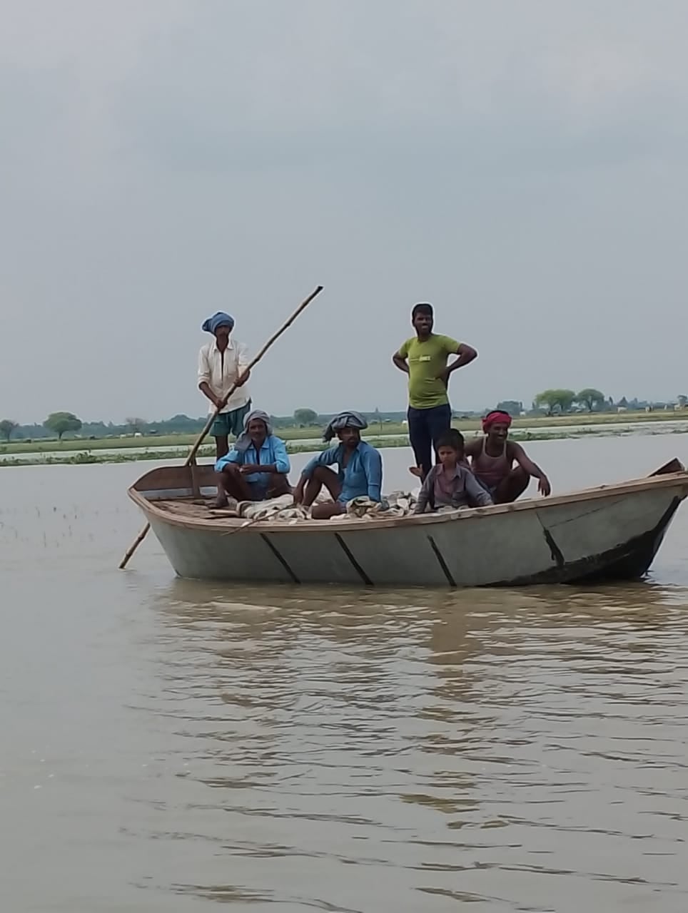 बेहटी गांव में घर के पास में बढ़ रहा बाढ़ का पानी