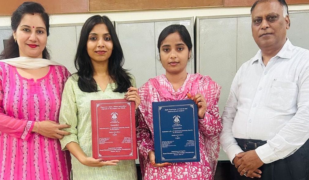 छात्राओं को शोध प्रबंध प्रदान करते उप प्राचार्य डॉ. अनुराग अग्रवाल व डॉ. बरखा सक्सेना