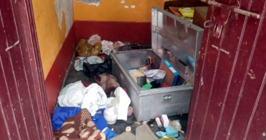 खमरिया में लूट के बाद घटनास्थल का निरीक्षण करते एसपी खमरिया में लूट के बाद घटनास्थल का निरीक्षण करते एसपी