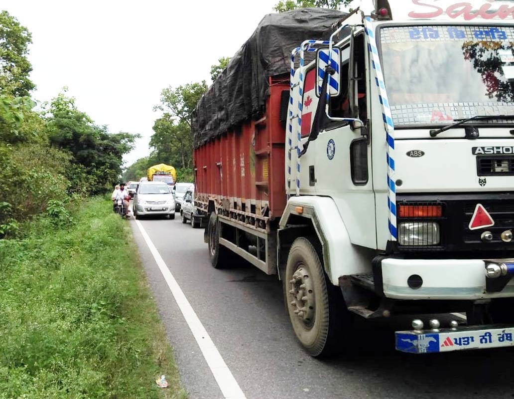 खुटार में हादसे के बाद खाई में पड़ी कार