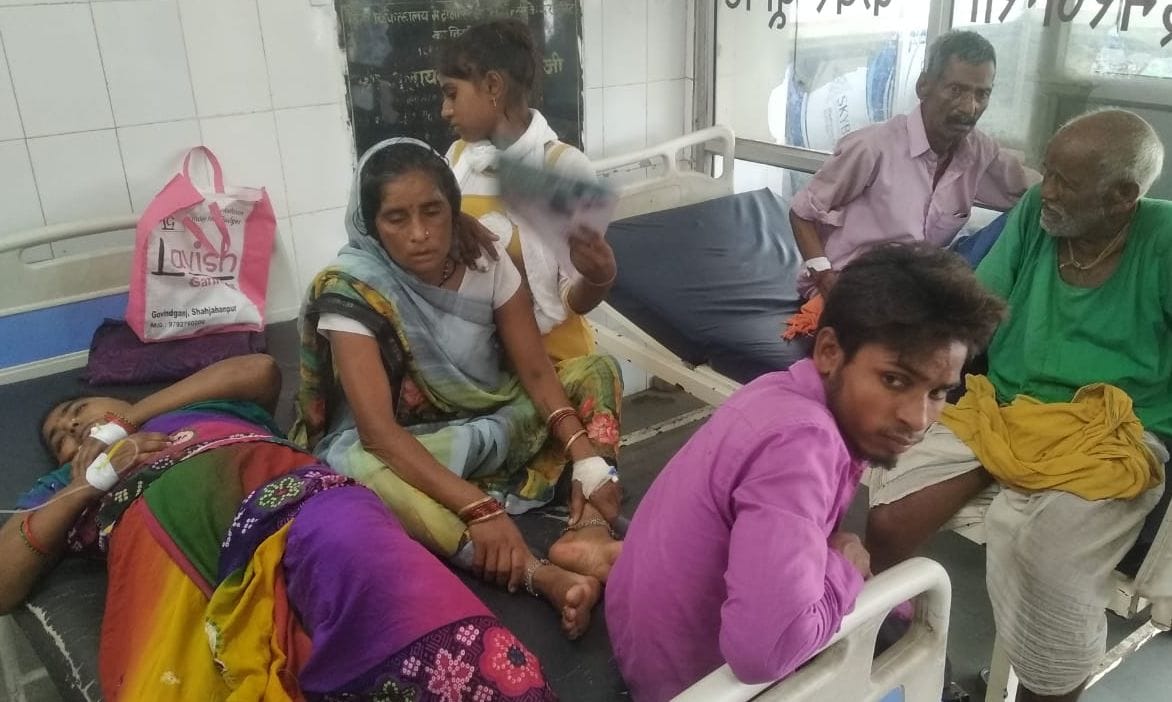 शाहजहांपुर में राजकीय मेडिकल काॅलेज के ट्रामा सेंटर में एक बेड पर लेटे दो मरीज
