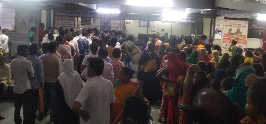 शाहजहांपुर में राजकीय मेडिकल काॅलेज के ट्रामा सेंटर में एक बेड पर लेटे दो मरीज