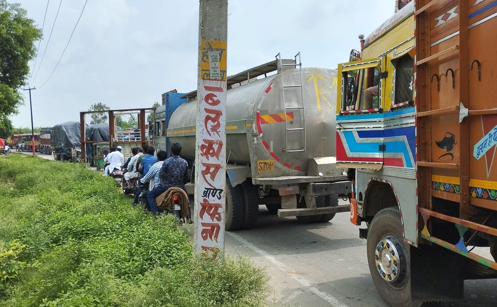 उझानी में मंडी गेट के पास जाम में फंसे वाहन। उझानी में मंडी गेट के पास जाम में फंसे वाहन।